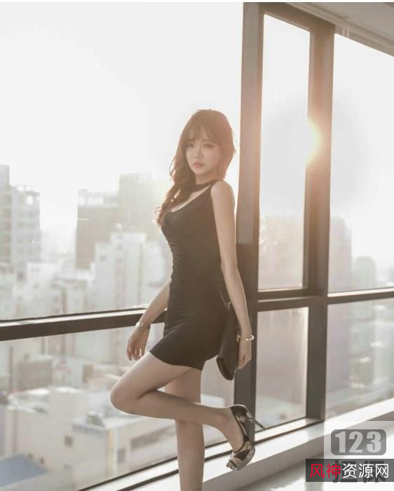 网红美少女夏花花：10万粉丝、192M点击量、私房尺度照片、紧身衣炫酷搭配、曲路心动