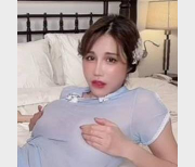 辛尤里的网红跨界之旅：从古典旗袍到烧货小贩，一次精彩的梦想之旅