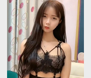 网红张傲娇的自拍合集：温柔与魅力的定制美