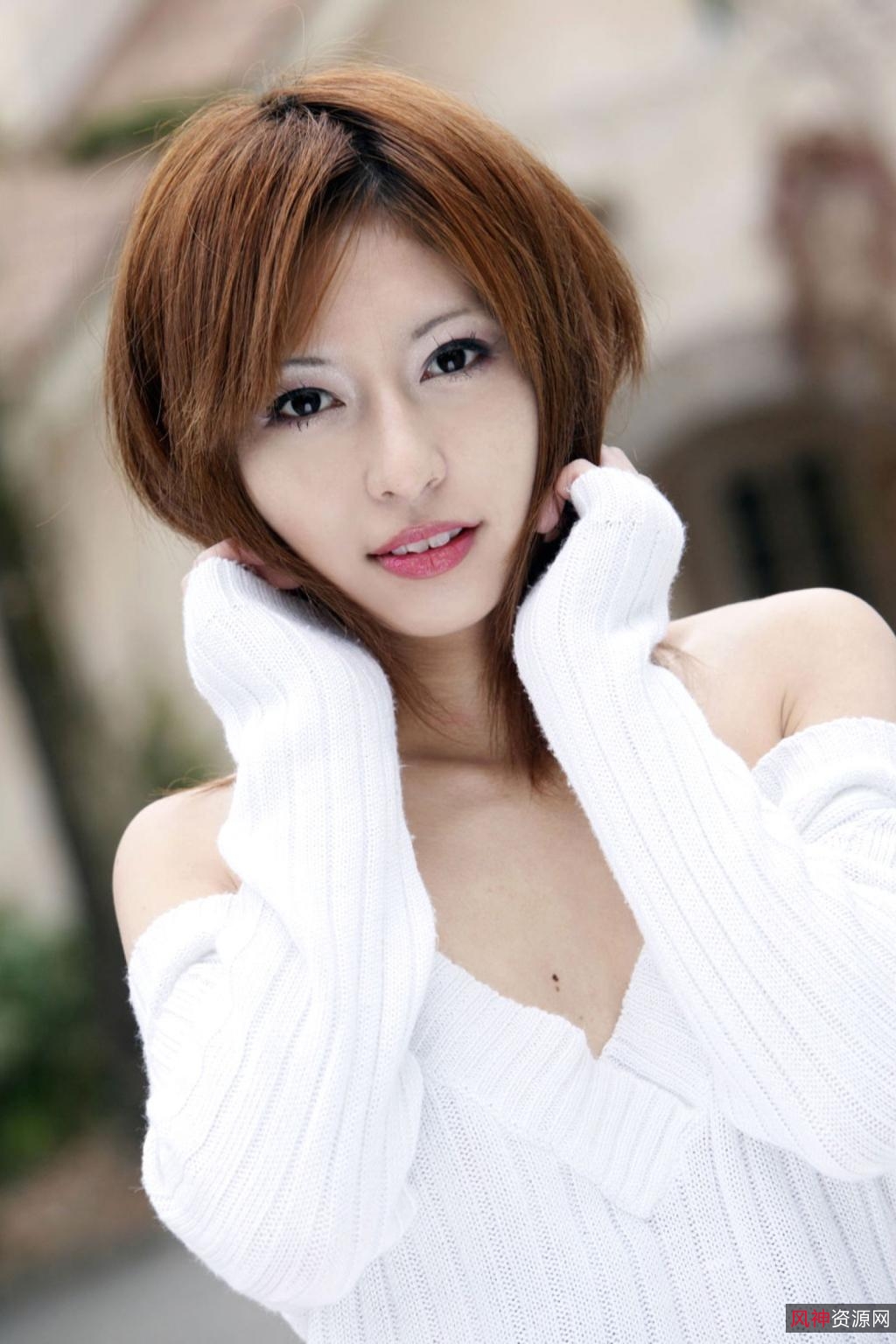 《网红{{网红名字}}的一字马展示：清新的力量，让你感受到{{关键词20}}的魅力》