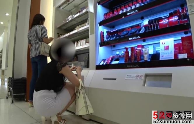 街拍白色性感御姐:蜜桃臀、紧身包臀裙、双腿大神!