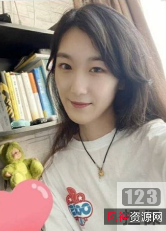 校花李穆轩清纯瘦壮视频私照合集:渣男挑战互动打招呼