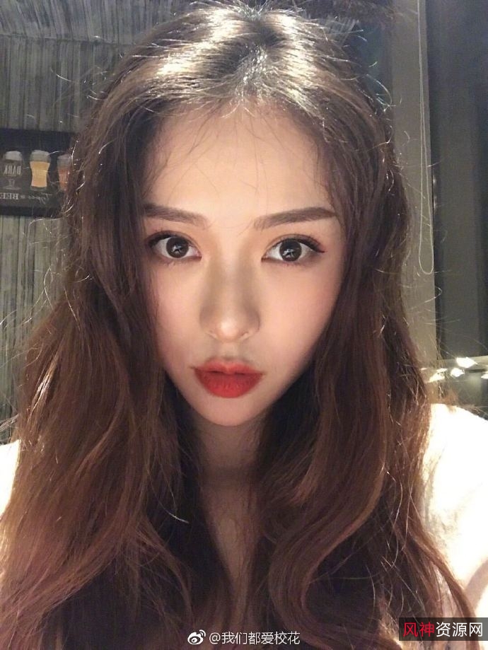 斗鱼美少女@橙香静静：精美cos服装私拍资源，黑色微透明露肩小衣，超短裙，性感胸脯，颤动实在