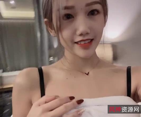 网红小红的精彩青春：珍藏绝版良心资源，高颜值高看点小视频，打粑粑笑容洋溢。