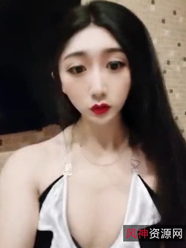 《14位颜值伪娘合集》：网红小梦梦的精致容颜，208v-21G拍摄，梦幻般的湖边景色，秀丽的山边风光