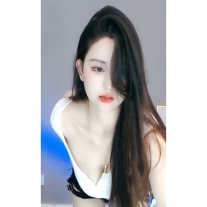 斗鱼/虎牙人气小仙女苏樱：浮力视频，高颜值肤白大长腿纤细！