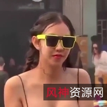 泼水节热闹起哄，漂亮小姐姐热舞脱衣！汽车顶百度盘超值礼包！