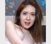 推特热播亚裔女孩的美貌与身材，精致的皮肤更是光彩夺目！