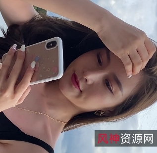 高挑美女穿着紧身牛仔裤的视频