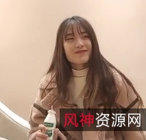 超清设备拍摄00后苗条嫩妹在沙发上的艾薇视角进入欣赏