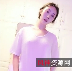 时尚模特展示完美身材和迷人容颜