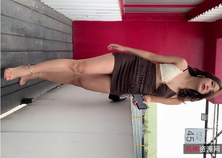 蜜桃色吊带短裙配高跟鞋，展现迷人美女风采