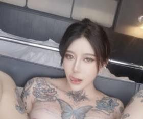 火爆网红龙猫夫妇CarrieButterflysexychloe56，身材颜值文身花纹身视频138V556M