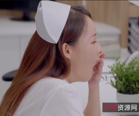 《夜勤病棟》湾湾女主熟女看护，精彩剧情男主互动，动漫拍摄精美！