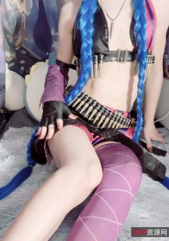 飞机场妹妹cos金克丝悄悄话视频大片，甜美声音惊艳