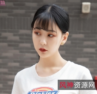 时尚白色运动鞋，适合各种搭配