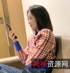 少妇享受沙发上的骑脸游戏，小怪兽吸吮她的双腿，玩弄得不尽兴百度盘