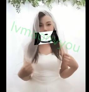 网红大咖联手女友穿婚纱视频：搞笑道具跳舞惹笑