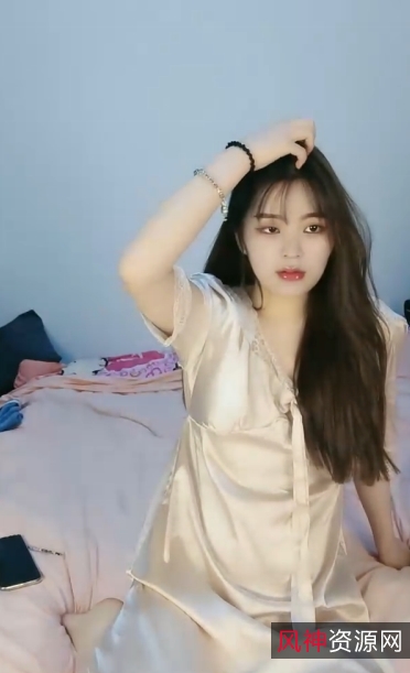 完美颜值女神级小姐姐沉沦三人游,看到裙子墨镜大战1V清晰1.11GB