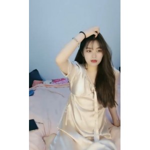 完美颜值女神级小姐姐沉沦三人游，看到裙子墨镜大战1V清晰1.11GB