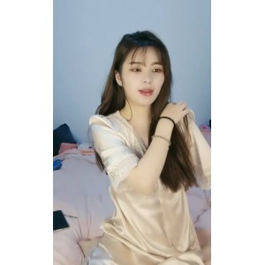 完美颜值女神级小姐姐沉沦三人游，看到裙子墨镜大战1V清晰1.11GB