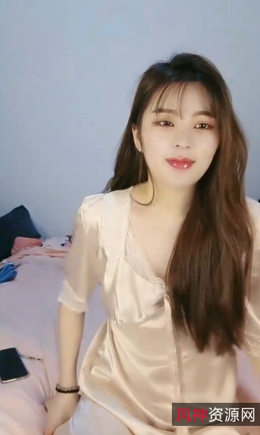 完美颜值女神级小姐姐沉沦三人游,看到裙子墨镜大战1V清晰1.11GB