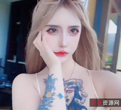 抖音网红金伊娜清晰记录情景视频,女神COS高科技风格,下载收看体验火爆