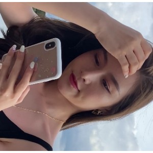 高挑长腿美女紧身牛仔裤吊带视频2V，5.3G百度云下载