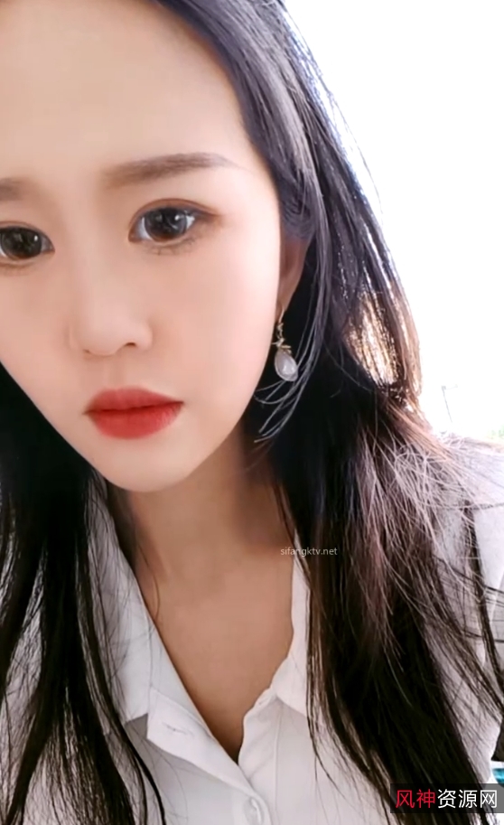 网络女神乌苏儿：户外风采收藏百度ED2K，厕所战神小性感