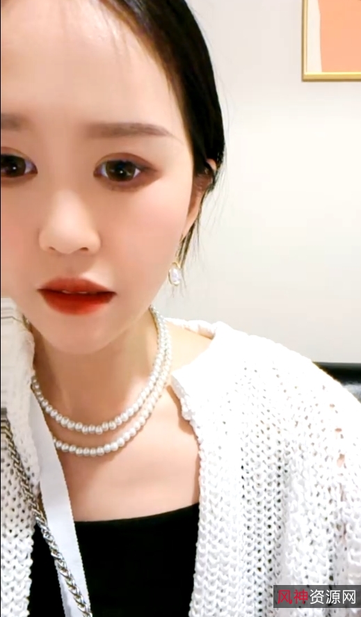 网络女神乌苏儿：户外风采收藏百度ED2K，厕所战神小性感