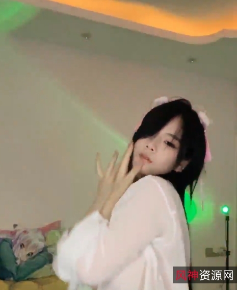 琪琪的热舞福利大公开！52v5.1g视频精彩呈现在这个视频中，琪琪展现了定制热舞福利52v5.1g，让观众们大饱眼福。视频内容丰富，让人目不转睛。观众们可以在百度或ED2K上收藏这个视频，以便随时欣赏。收藏77百度ED2K琪琪的表现让人们对这个视频留下深刻印象，期待着更多精彩的内容。