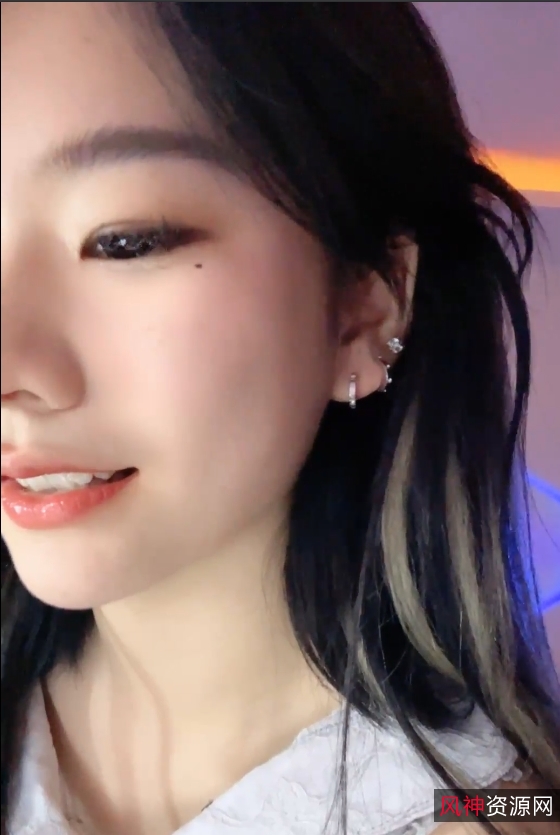 琪琪的热舞福利大公开！52v5.1g视频精彩呈现在这个视频中，琪琪展现了定制热舞福利52v5.1g，让观众们大饱眼福。视频内容丰富，让人目不转睛。观众们可以在百度或ED2K上收藏这个视频，以便随时欣赏。收藏77百度ED2K琪琪的表现让人们对这个视频留下深刻印象，期待着更多精彩的内容。