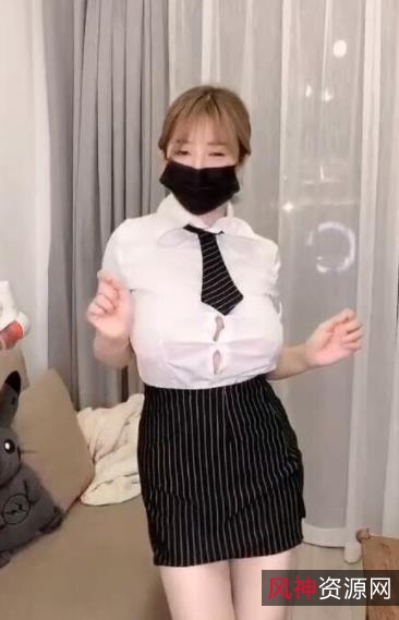 节俭，喜欢购买一些稀缺的物品，展示在自己的直播间中。这也是她在社交媒体上备受关注的原因之一。如果你也是周大萌的粉丝，不要错过这个精心制作的视频合集，一起来欣赏这位优质女神的魅力吧！