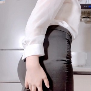 飘零月月酱皮质绑带视频合集49.7G