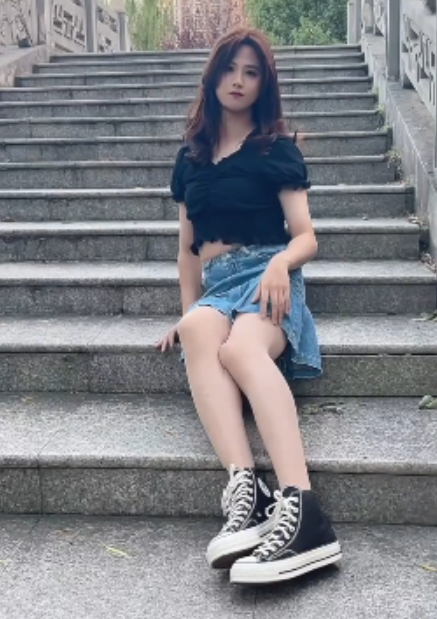 推特小薰伪娘户外展示珍藏版1V950MB